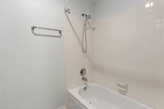 bathroom featuring tiled shower / bath