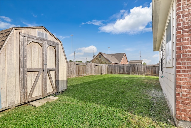 view of yard featuring a storage shed