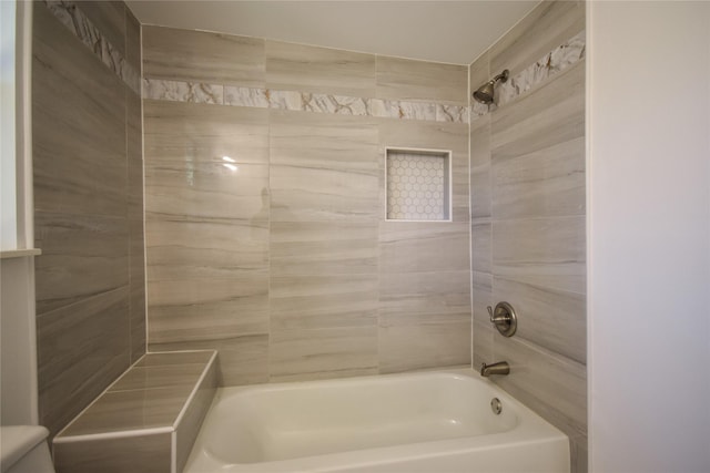 bathroom featuring tiled shower / bath combo