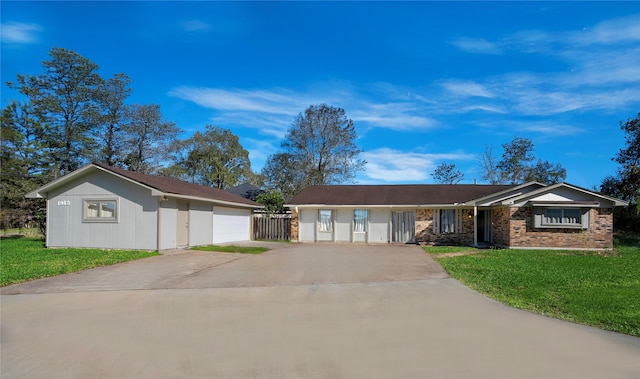 ranch-style home featuring a front lawn