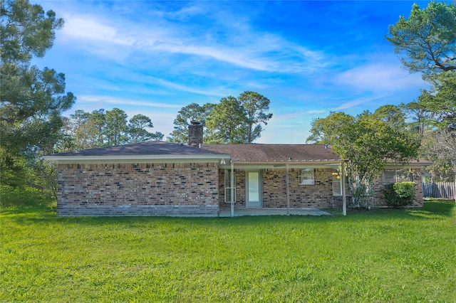 view of front of house featuring a front lawn