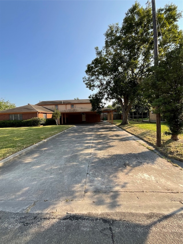 view of front of property with a front yard