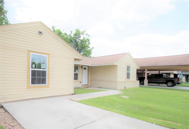 view of front of house featuring a front lawn and a carport