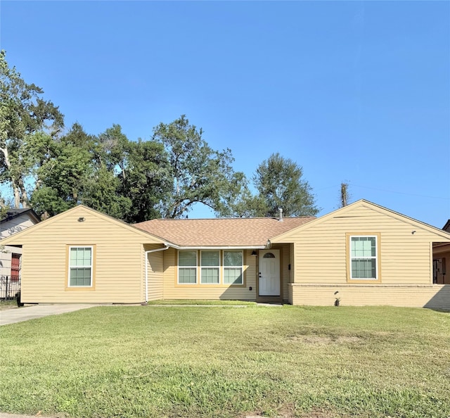 single story home featuring a front lawn