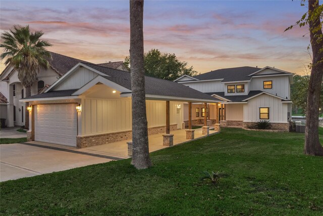 view of front facade featuring a yard and a garage