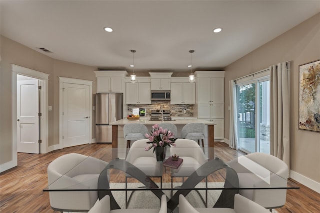 dining area featuring visible vents, recessed lighting, light wood-type flooring, and baseboards