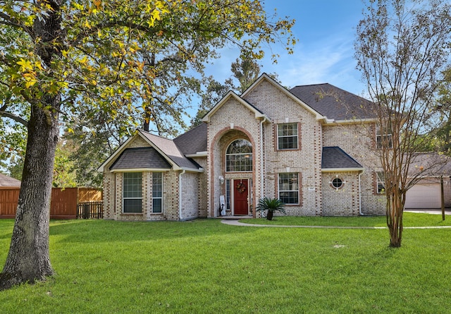 view of front facade featuring a front yard