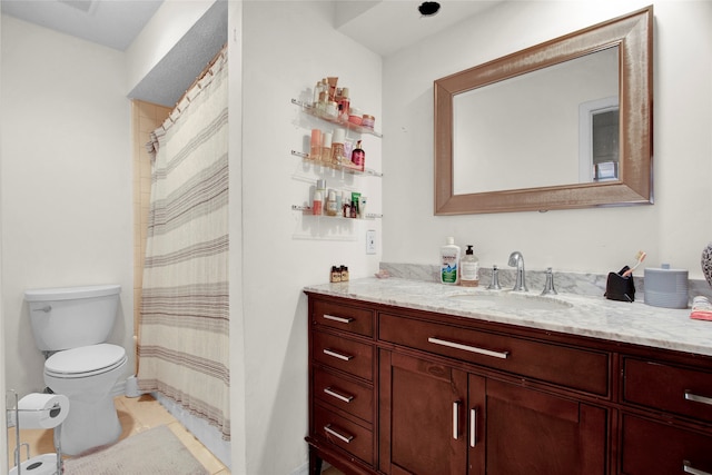 bathroom with a shower with curtain, vanity, and toilet