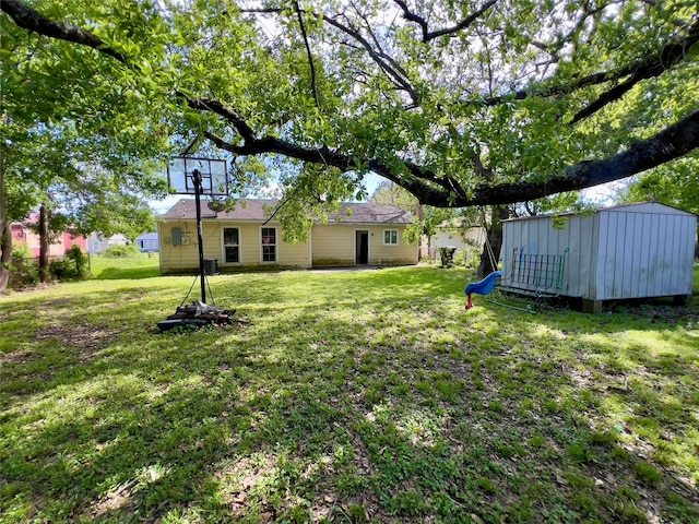 view of yard featuring a storage unit