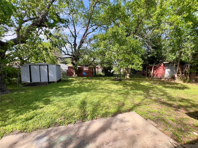 view of yard featuring a shed