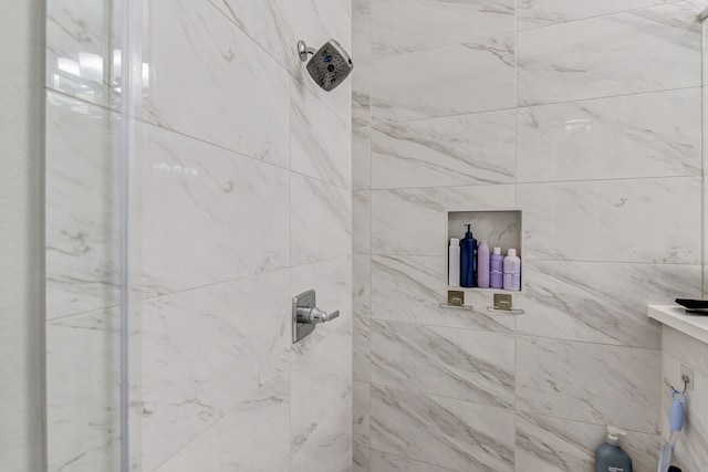 bathroom featuring tiled shower