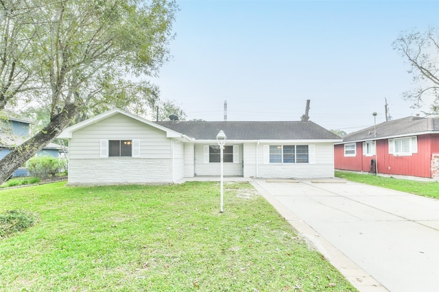 ranch-style house featuring a front lawn