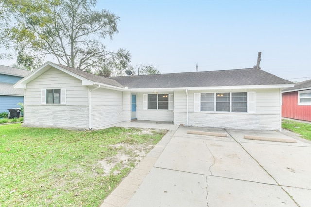 ranch-style home with a front yard