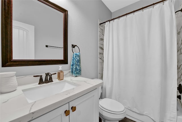 bathroom featuring a shower with curtain, vanity, and toilet