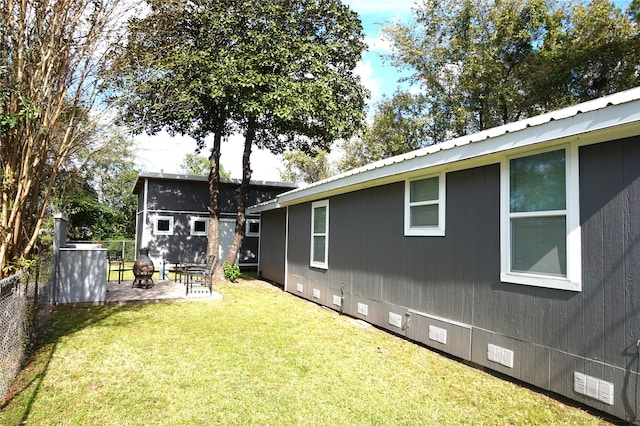 view of yard featuring a patio