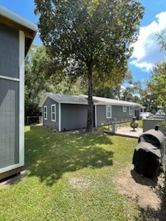 view of yard featuring a shed