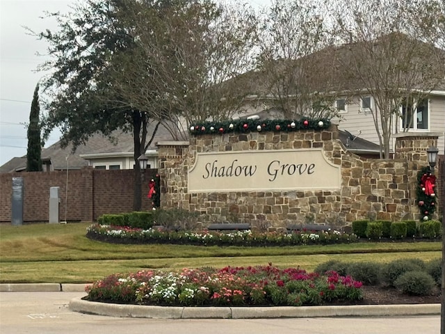 community sign with a lawn