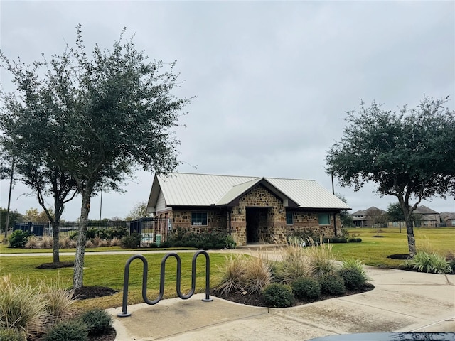 view of front of house featuring a front lawn