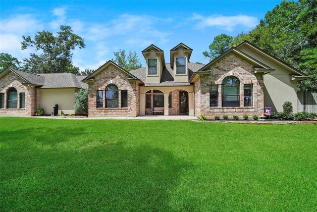 view of front of property with a front yard