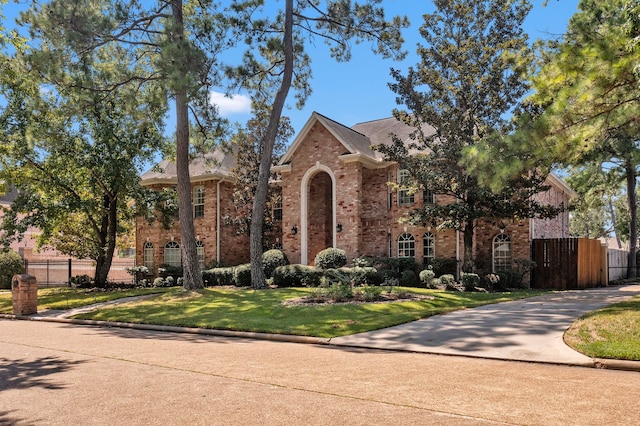 view of front facade featuring a front lawn