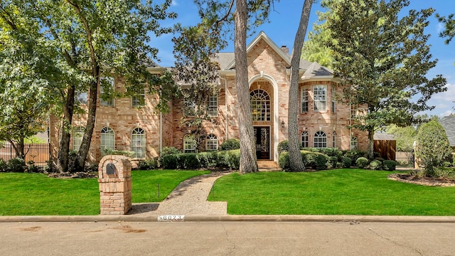 view of front of home featuring a front yard