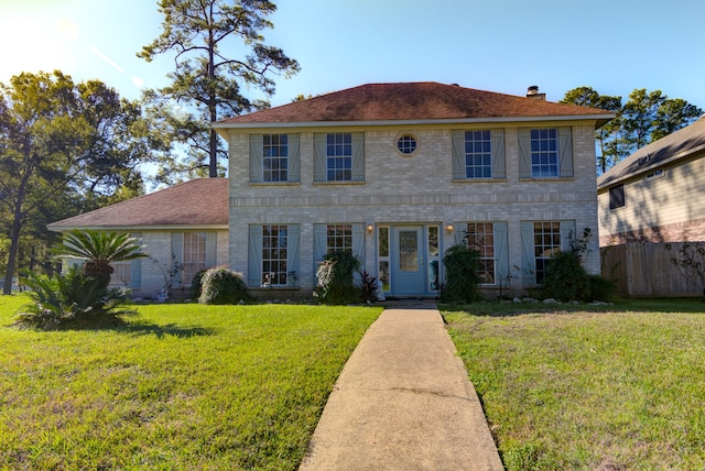 colonial house featuring a front yard