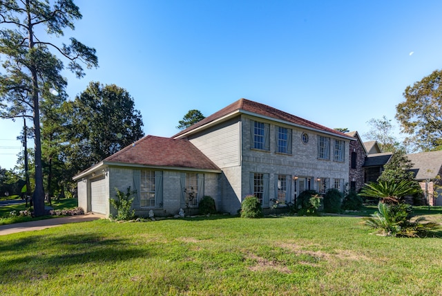 view of front of house featuring a front yard and a garage