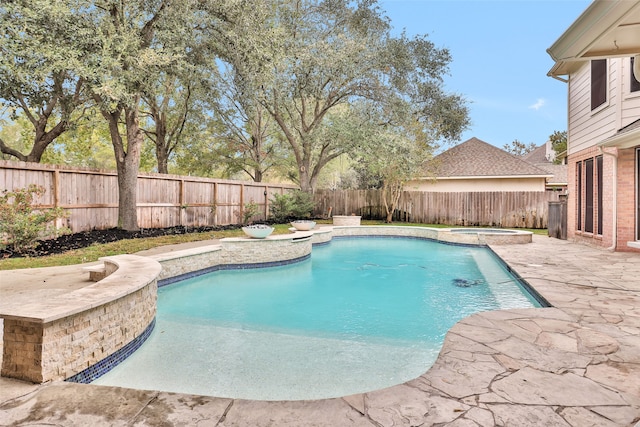 view of pool featuring an in ground hot tub