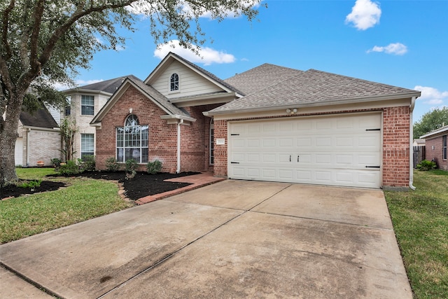 view of front facade featuring a garage and a front yard