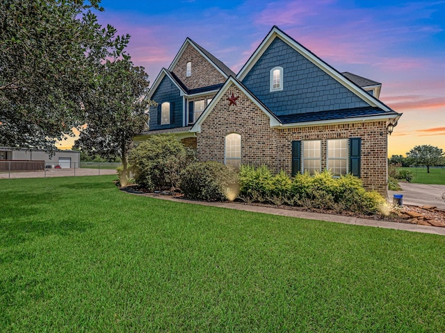 view of front facade featuring a lawn