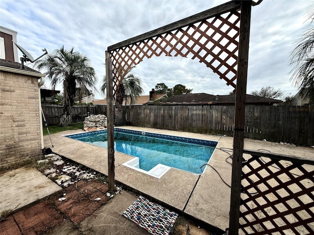 view of swimming pool