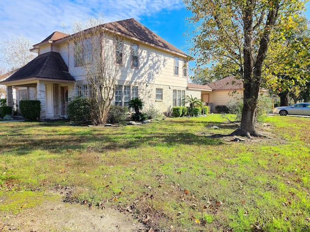 view of front of property featuring a front lawn