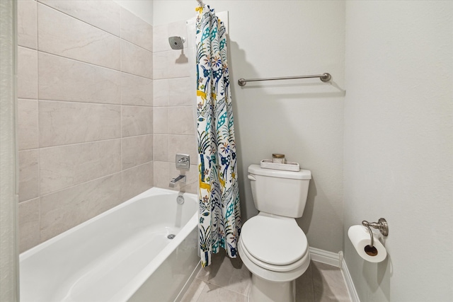 bathroom featuring shower / tub combo with curtain and toilet