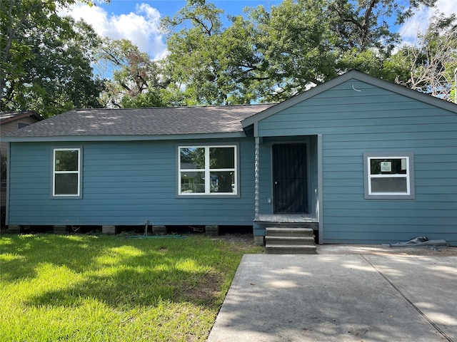 view of front of home featuring a front lawn