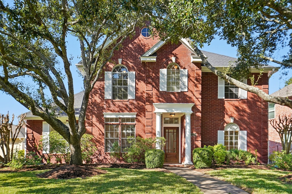 view of front of property with a front yard