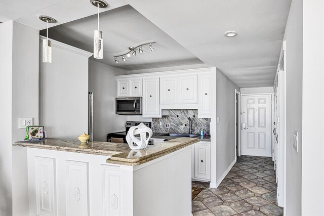 kitchen with sink, white cabinetry, hanging light fixtures, kitchen peninsula, and stainless steel appliances