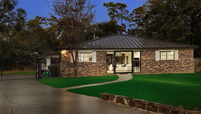 view of front facade featuring a yard