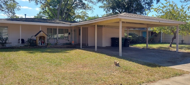 view of front of home featuring a front yard and a carport