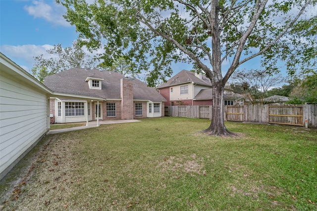 view of yard featuring a patio area