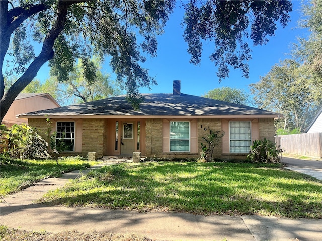 single story home featuring a front lawn