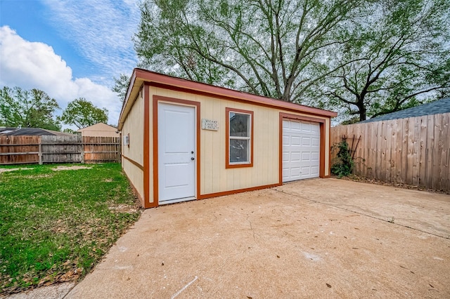 view of outdoor structure with a garage and a yard