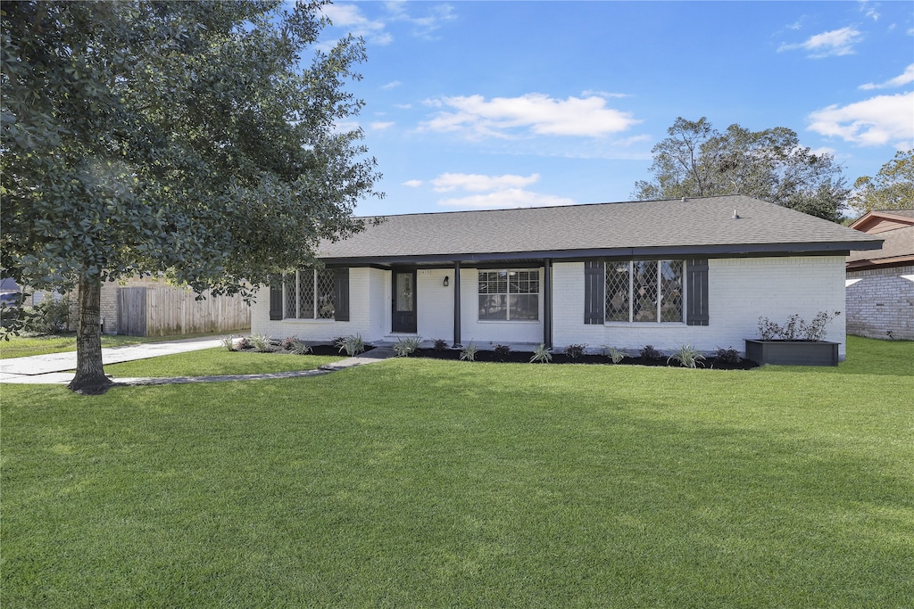 single story home with a front yard