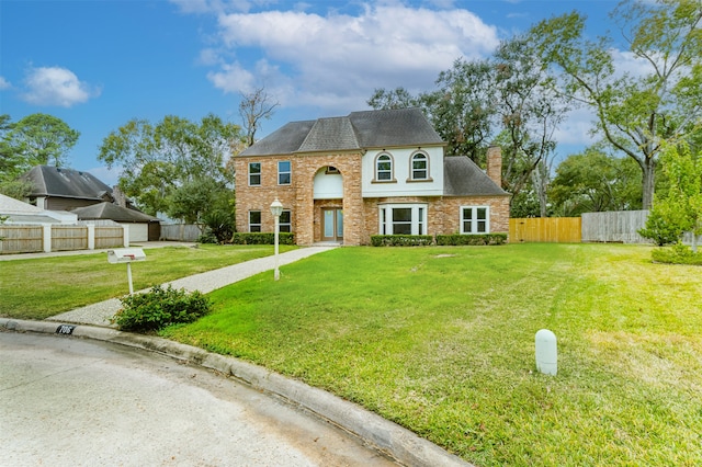 view of front of property featuring a front lawn