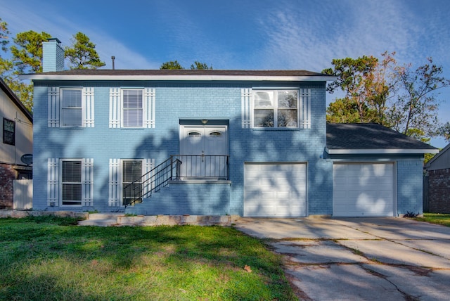 view of front of property featuring a front yard and a garage