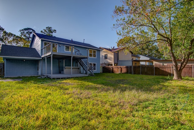 back of house featuring a lawn