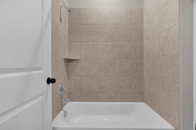 bathroom with tiled shower / bath combo