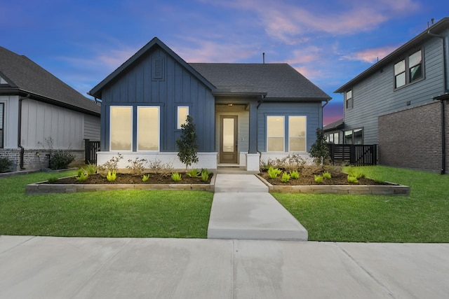 view of front of property featuring a yard