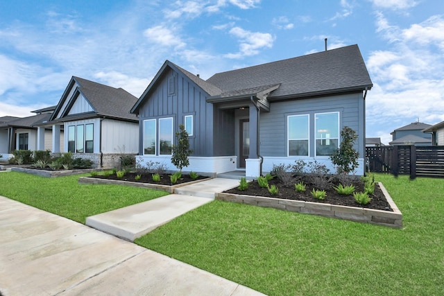 view of front of property featuring a front yard