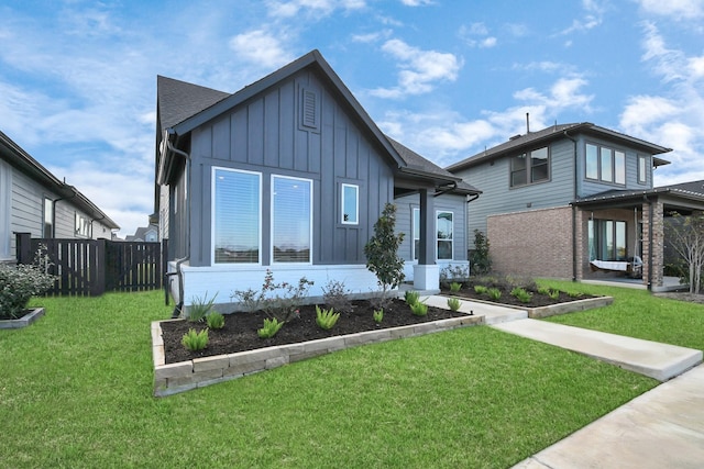 view of front facade featuring a front lawn