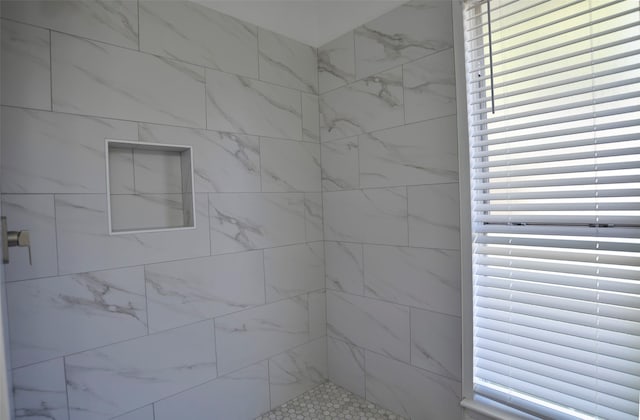 bathroom featuring a tile shower